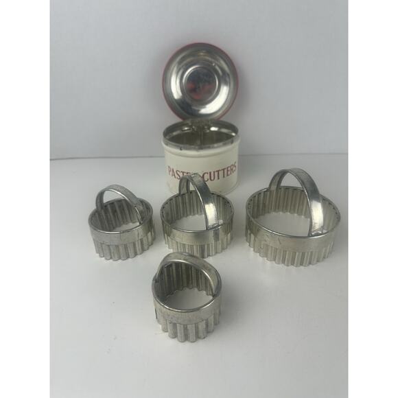 Vintage 1950 Tala Red & White Enameled Tin Box 4 Nesting Pastry Cutters Set - Picture 2 of 7